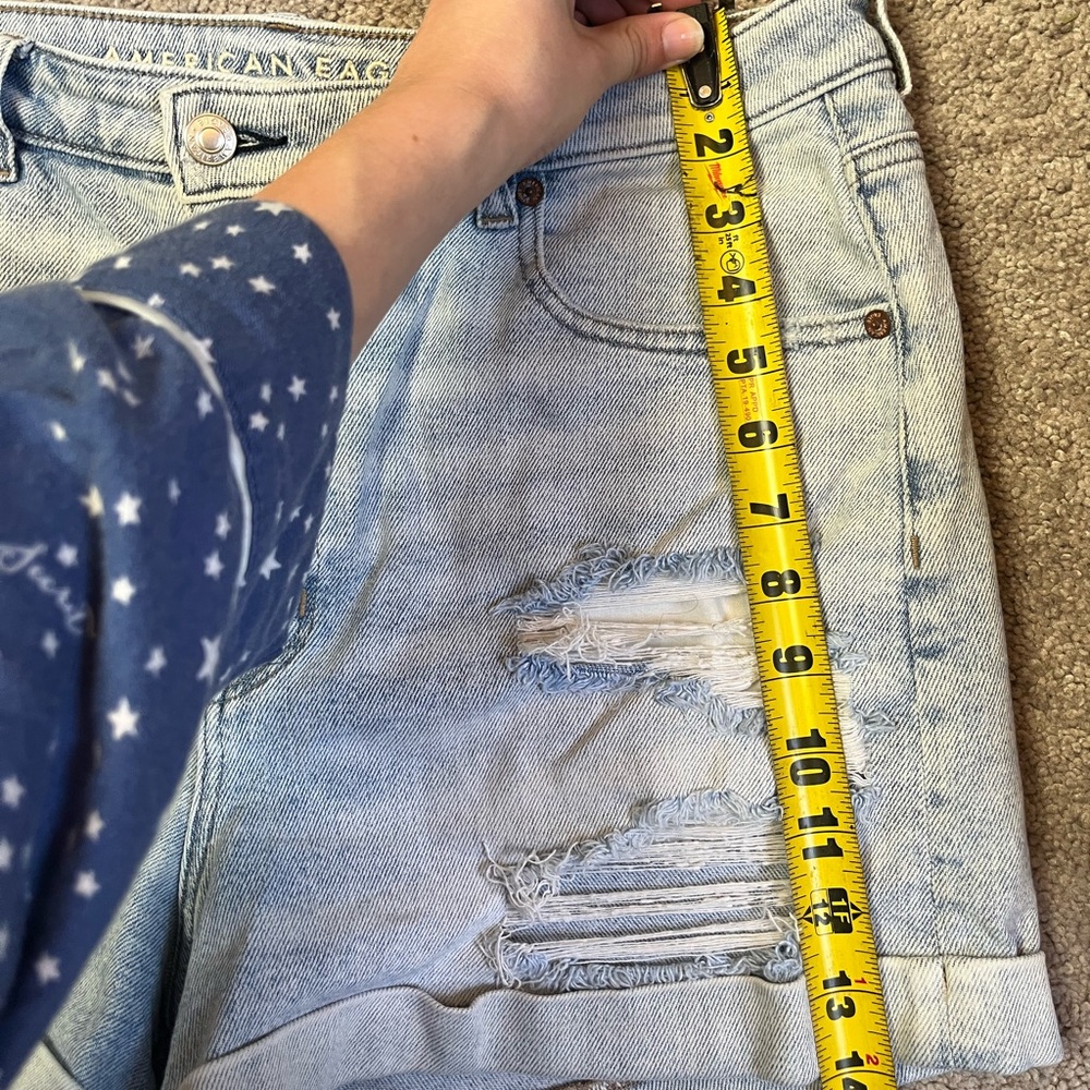American Eagle Women's Size 14Distressed Cuffed Mom Jean Shorts Light Wash Blue - Picture 4 of 9